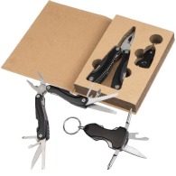 Ensemble d'outils dans une boîte en carton
